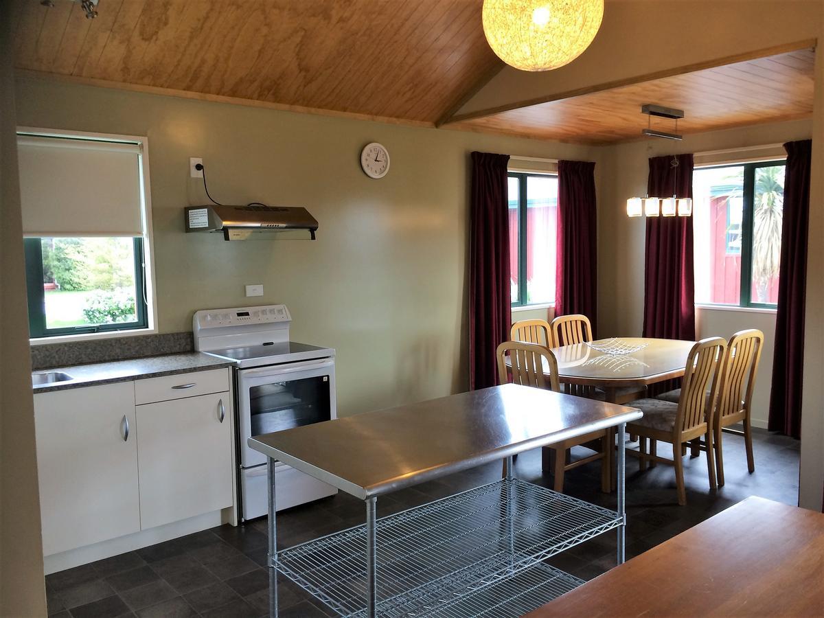 Cedar Chalets And Barkers Lodge Methven Exterior photo