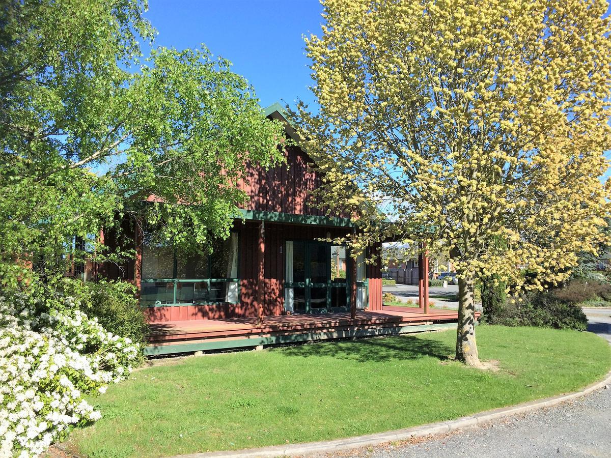 Cedar Chalets And Barkers Lodge Methven Exterior photo